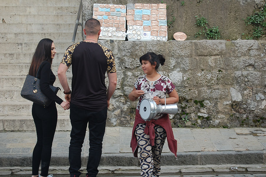 Floriane Rikhof Kind met trommel op straat (straatkind) in Prizren